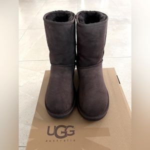 UGG Classic short women’s Boots Size: 7